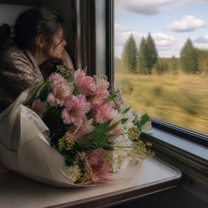 Букет с альстромерией перуанская лилия в розово-кремовой гамме