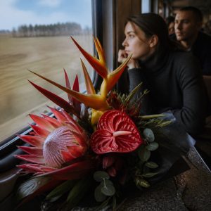 Букет с экзотическими цветами Стрелиция Антуриум Протея