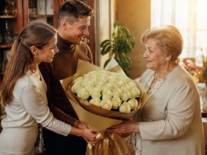 25 роз — юбилей бабушки 70 лет, внуки вручают кремовый букет Avalanche+ в крафте с золотистой лентой