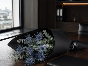 Букеты с эрингиумом — мужской офисный букет, синий эрингиум planum с эвкалиптом, графитная лента