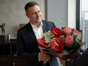 Руководитель получает экзотический букет в офисе