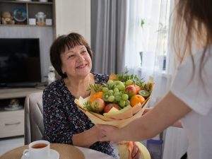 фруктовые букеты — момент вручения получателю, документальное фото