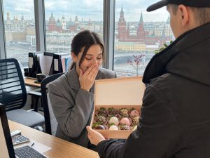 клубника в шоколаде — момент вручения получателю, документальное фото
