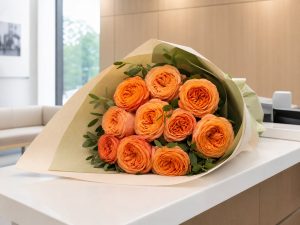 Оранжевые розы — букет 11 оранжевых David Austin Lady of Shalott в кремовой упаковке как благодарность врачу в медицинской клинике