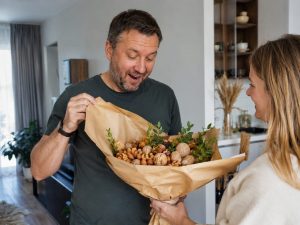 букеты из орехов — момент вручения получателю, документальное фото