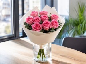 Розы 50 см — букет 9 розовых роз в стеклянной вазе на столе в светлой квартире