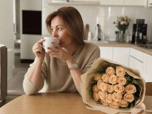 Чайные розы — женщина 38 лет с кофе и букетом 15 шт в светлой квартире