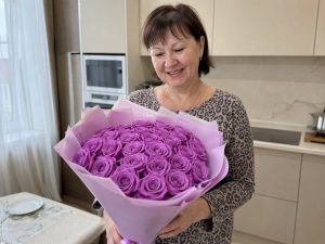 Фиолетовые розы — женщина 50 лет с букетом 25 шт на день рождения дома