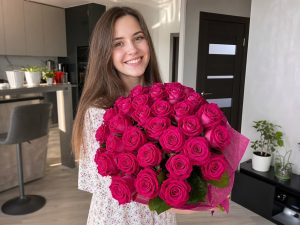 Малиновые розы — девушка 23 года с ярким букетом 25 шт на день рождения