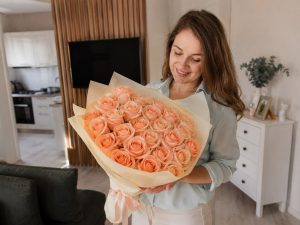 Персиковые розы — девушка 32 года с букетом 25 шт в светлой квартире