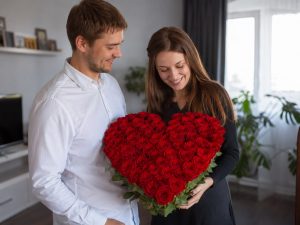 Розы сердцем — пара получает большую композицию из 35 красных роз на 14 февраля