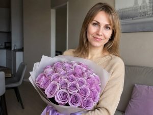 Сиреневые розы — женщина 30 лет с букетом 25 шт в бежевой квартире