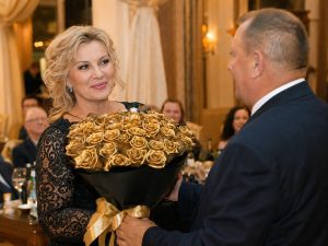 Золотые розы — женщина 50 лет получает букет 25 шт на юбилей в ресторане