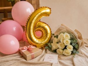 Шары на день рождения — золотая цифра 6 и розовые шары с букетом, кейс
