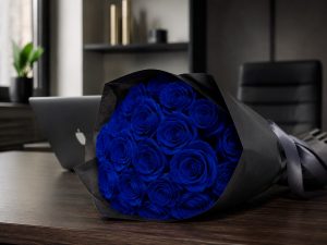 Синие розы — нестандартный подарок шефу-женщине от коллектива, графитная лента