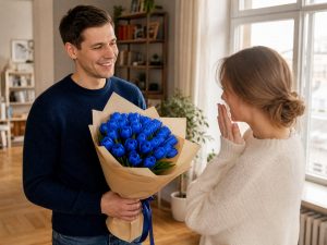 Синие тюльпаны — мужчина дарит букет 15 синих тонированных Blue Diamond жене-архитектору на день рождения, доставка