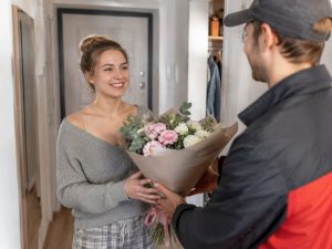 Молодая девушка получает недорогой букет в Москве