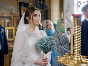 Свадебный букет невесты из голубой гипсофилы — получатель с букетом