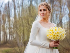Свадебный букет невесты из нарциссов — невеста на ранней весенней свадьбе март-апрель