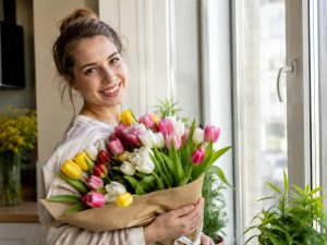 Тюльпаны поштучно — весенняя охапка разноцветных тюльпанов в крафтовой бумаге