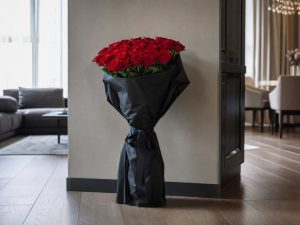 Высокие розы — букет 33 красные розы 100 см в чёрной упаковке в премиум-квартире